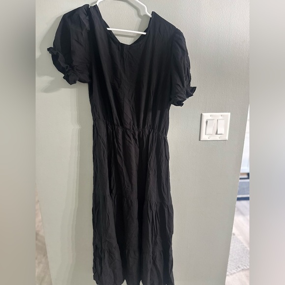 Dresses & Skirts - Chic Black Midi Dress